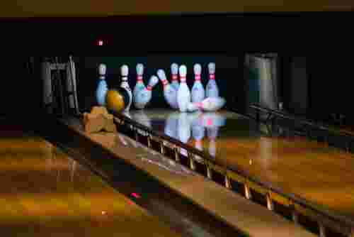 Bowlingbahn mit Kegeln