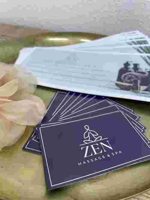 Die Aufnahme zeigt stilvolle Gutscheinkarten vom „ZEN Massage & Spa“ in einem goldfarbenen Tablett, passend zur entspannten Wohlfühlatmosphäre. Die Aufnahme zeigt stilvolle Gutscheinkarten vom „ZEN Massage & Spa“ in einem goldfarbenen Tablett, passend zur entspannten Wohlfühlatmosphäre.