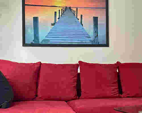 rotes Sofa mit Gemälde drüber rotes Sofa mit Gemälde drüber
