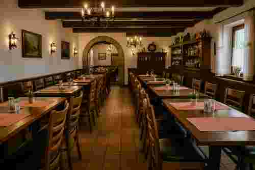 leere Tischreihen eines Restaurants Innenbereichs leere Tischreihen eines Restaurants Innenbereichs