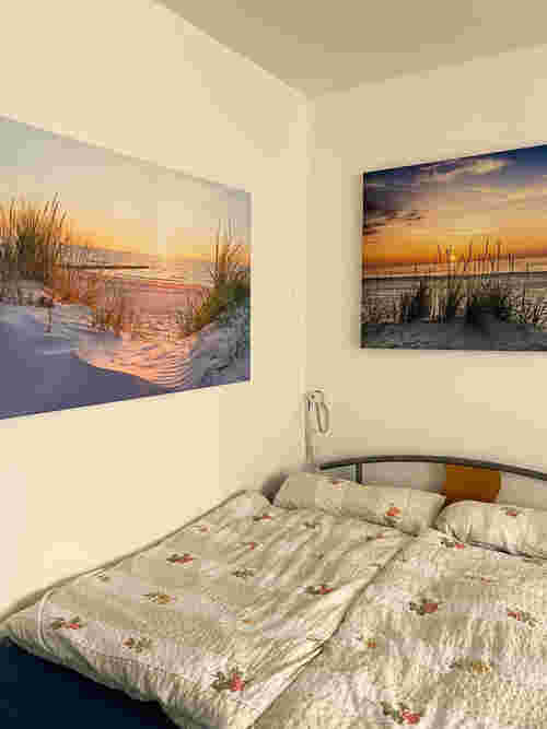 Doppelbett mit zwei Gemälden Doppelbett mit zwei Gemälden