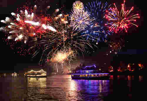 Schiff auf dem Rhein im Dunkeln mit Feuerwerk
