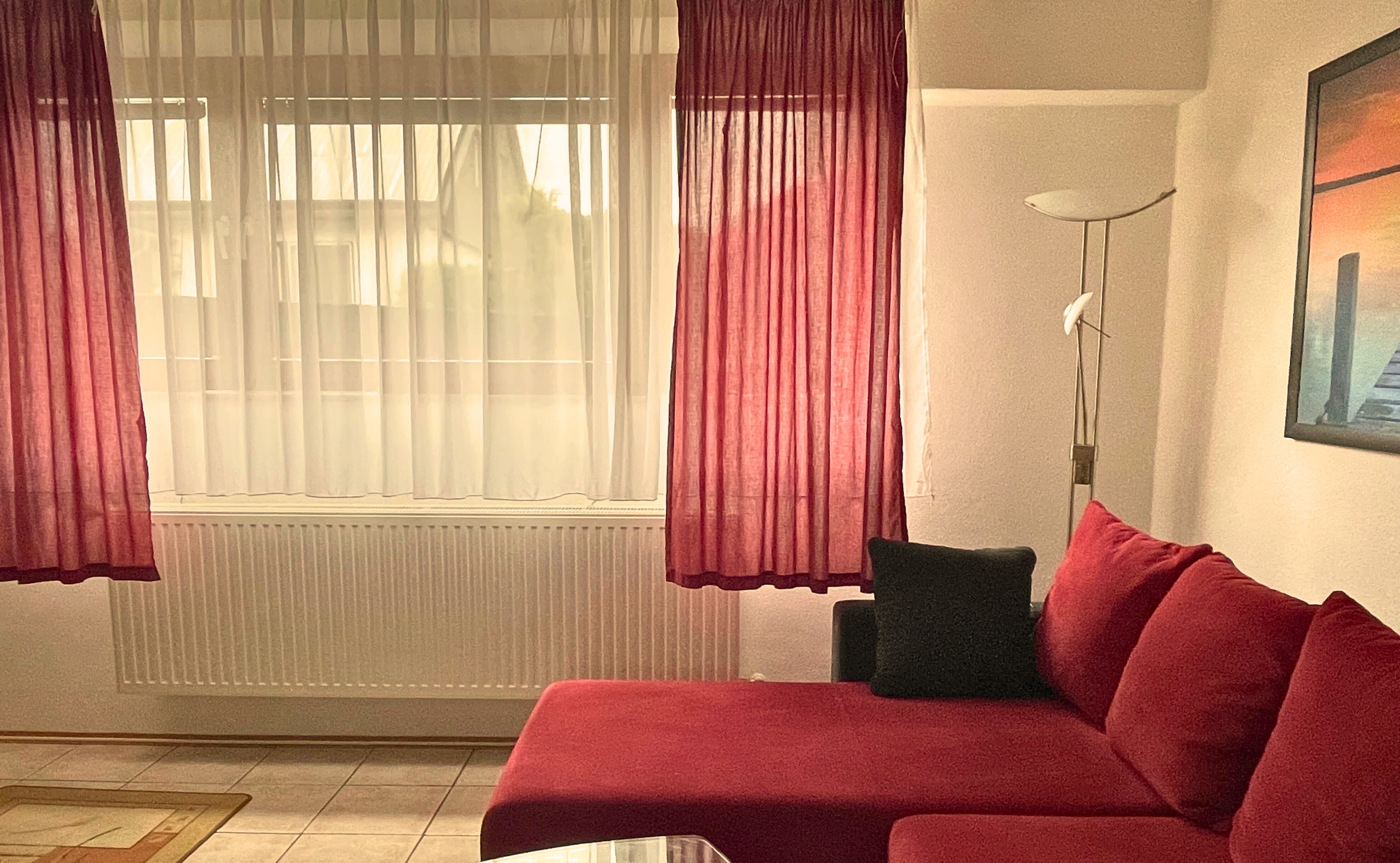 Sofa am Fenster im Monteurzimmer bei Siegburg