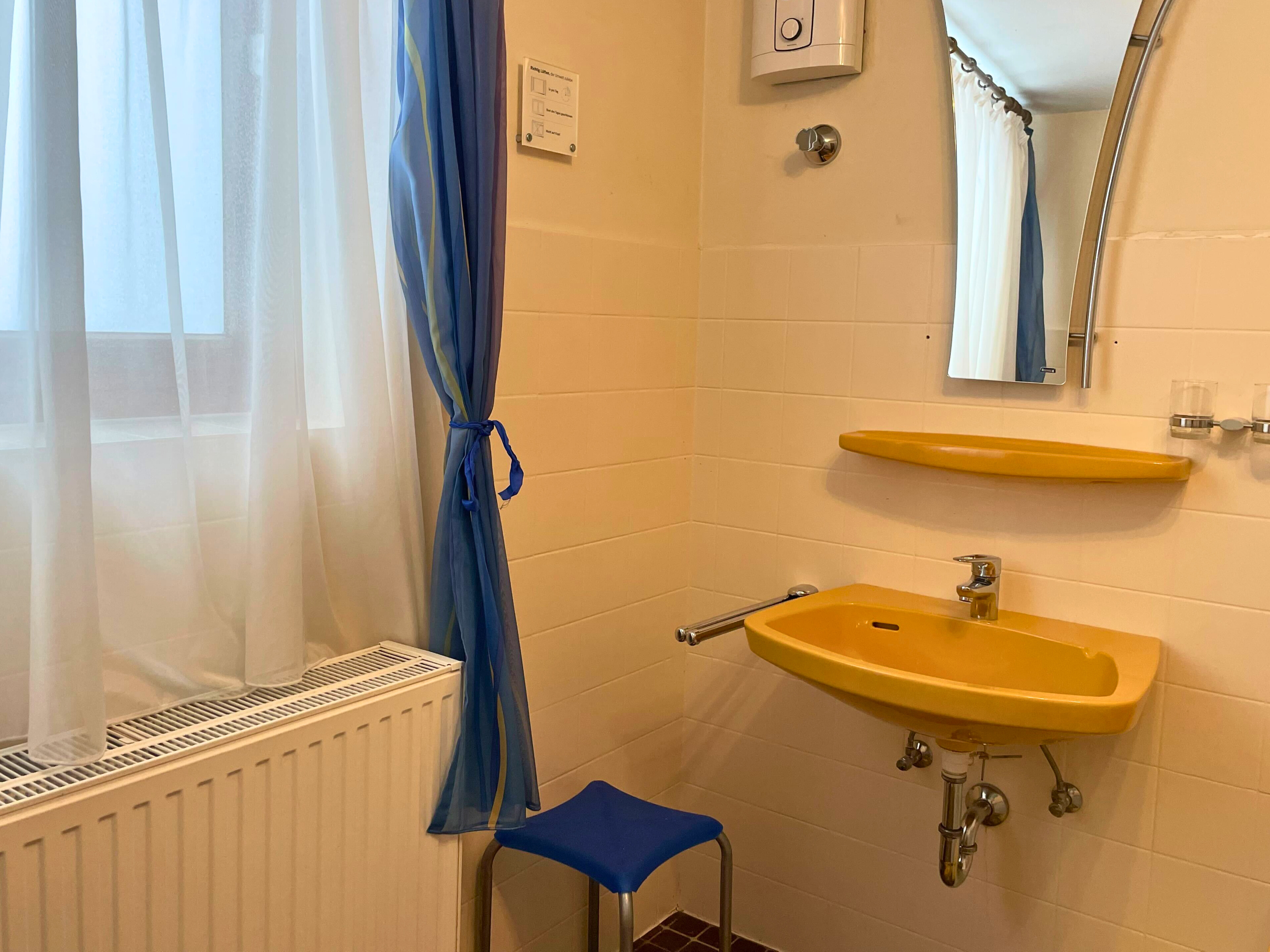 Waschbecken und Fenster im Monteurzimmer bei Siegburg